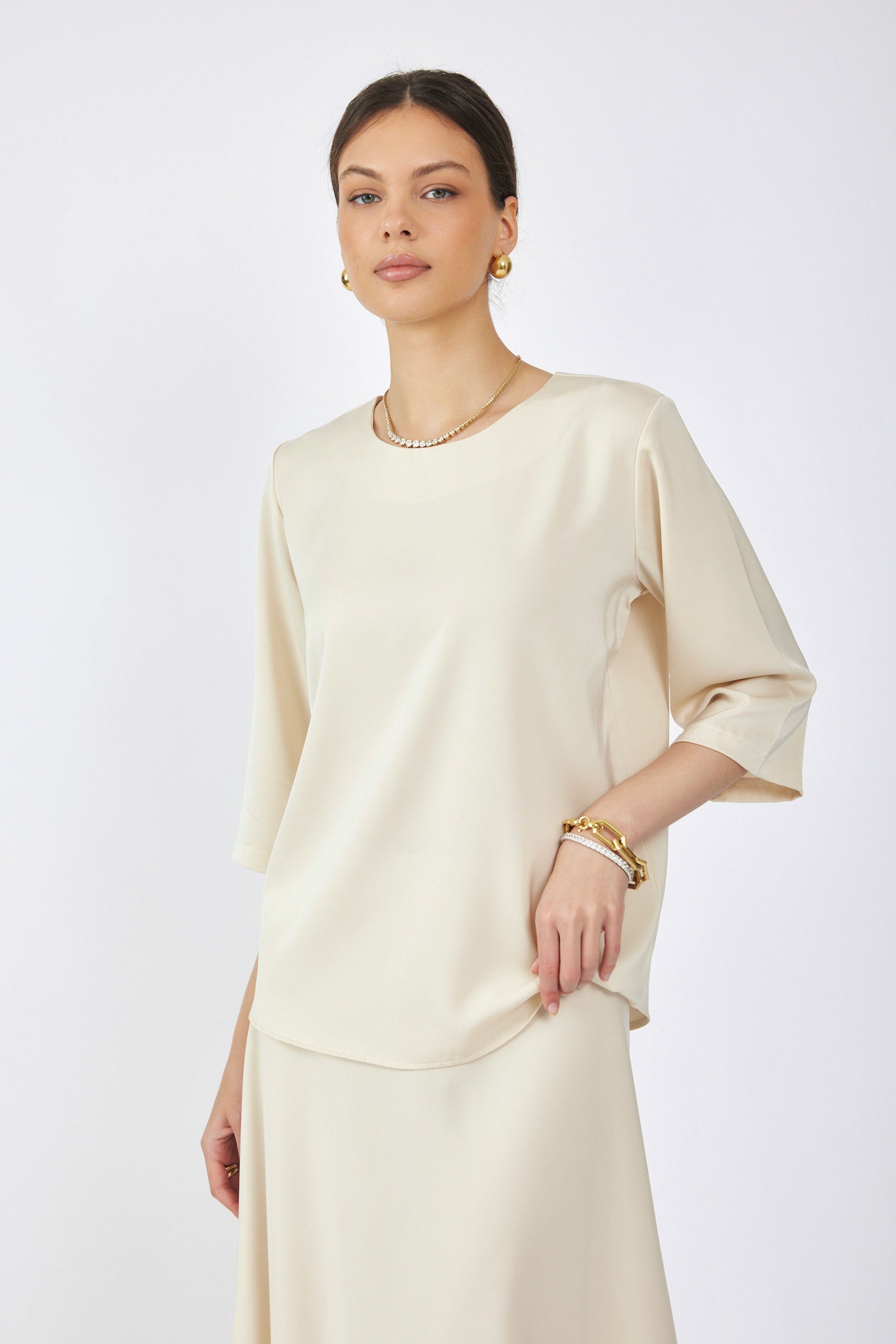 חולצת סאטן ניקי שרוול 3/4