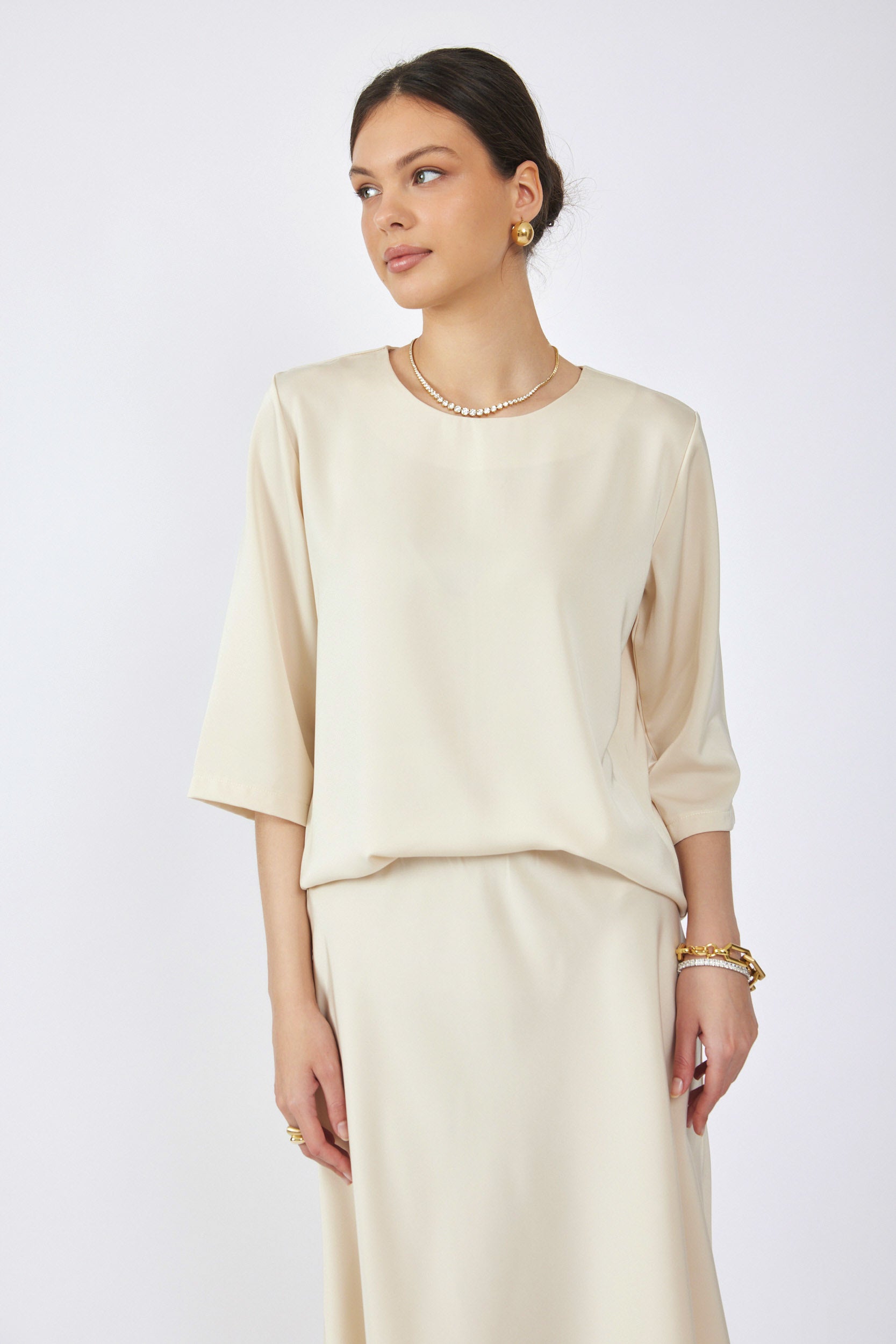 חולצת סאטן ניקי שרוול 3/4