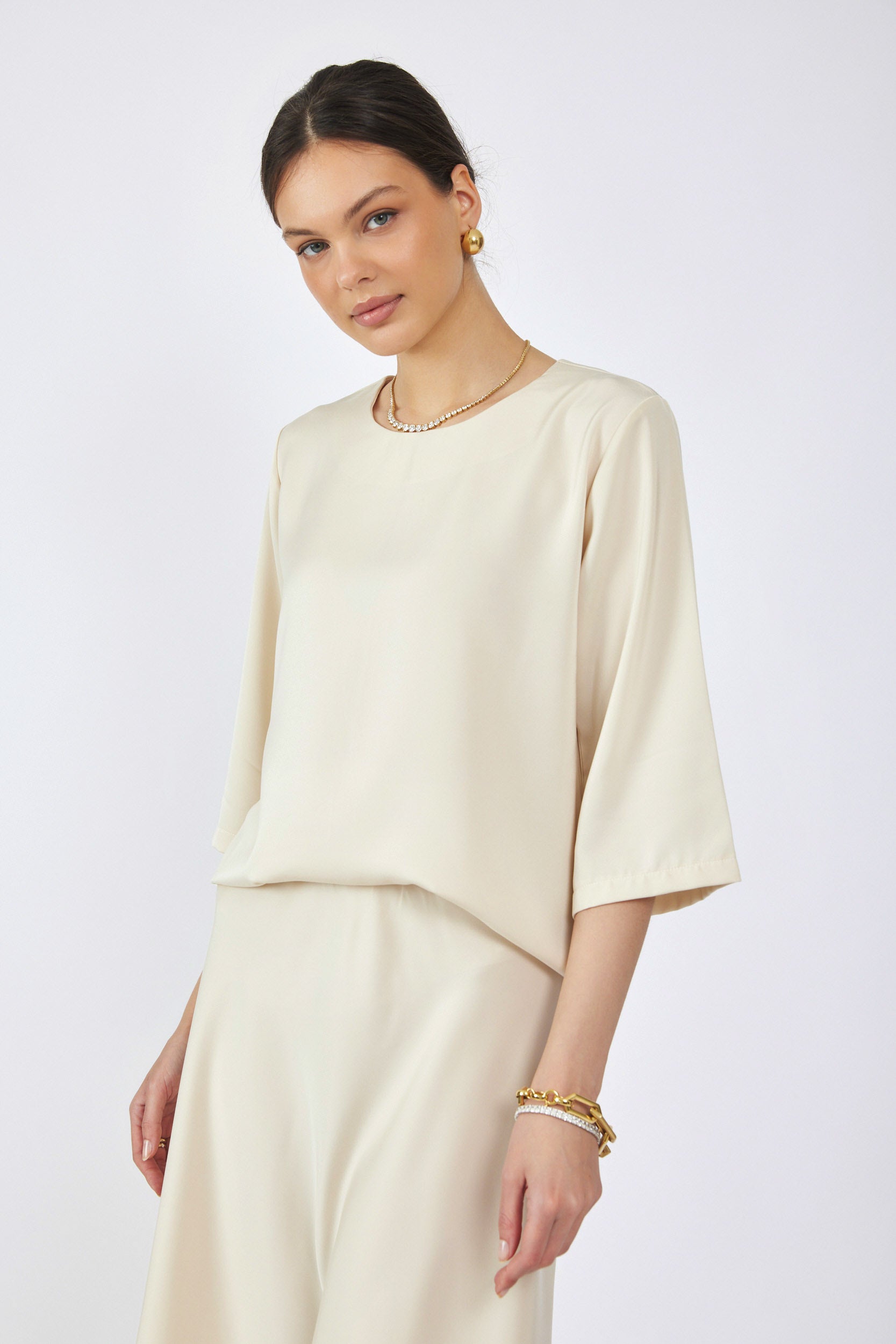 חולצת סאטן ניקי שרוול 3/4