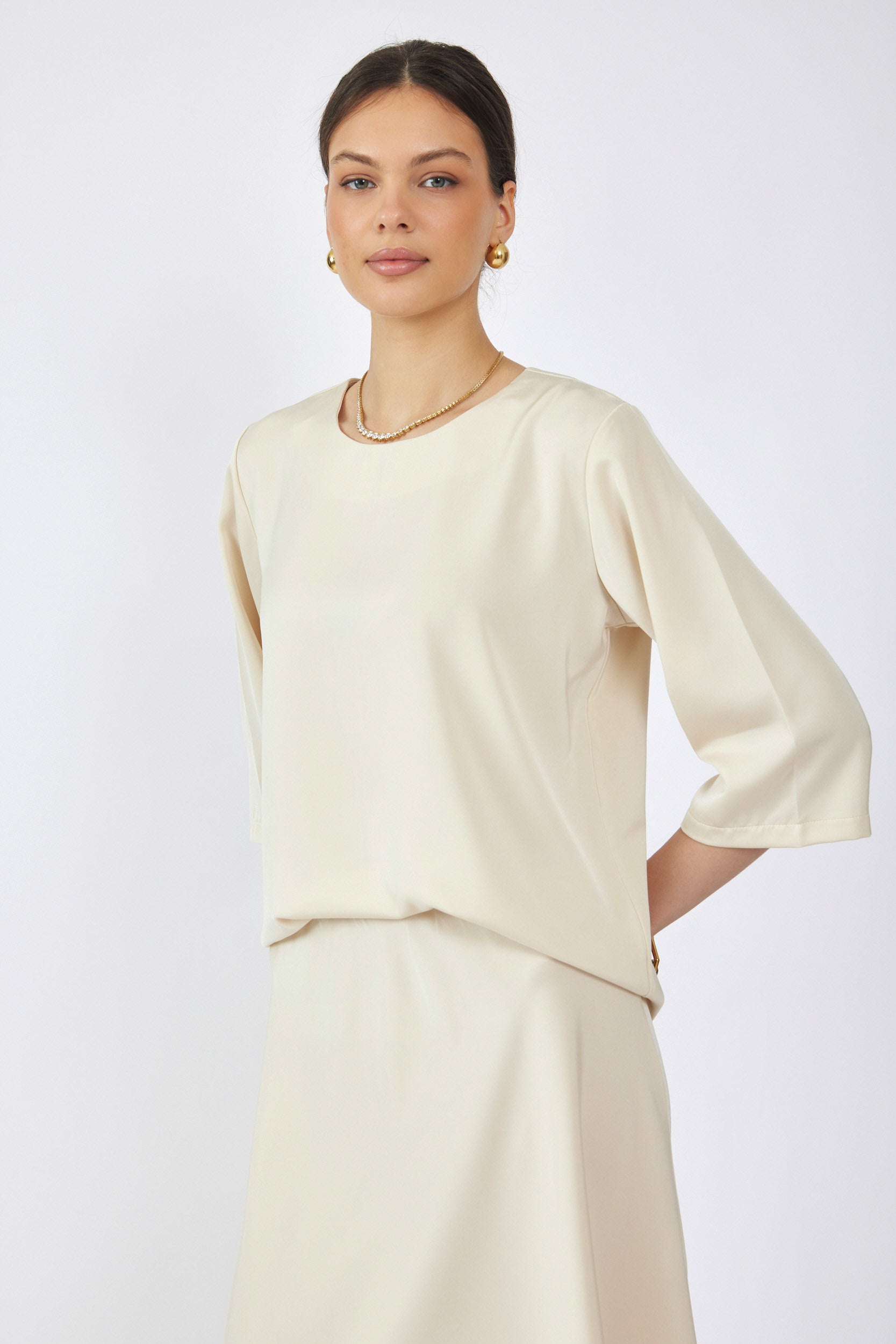 חולצת סאטן ניקי שרוול 3/4