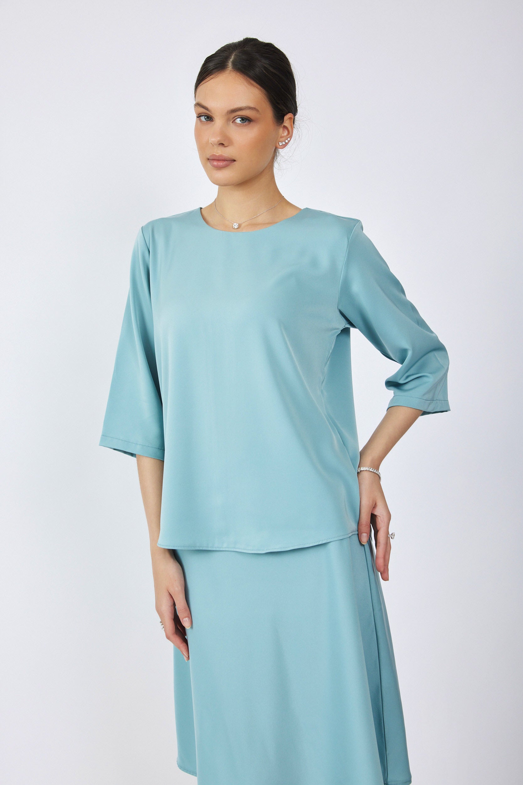 חולצת סאטן ניקי שרוול 3/4