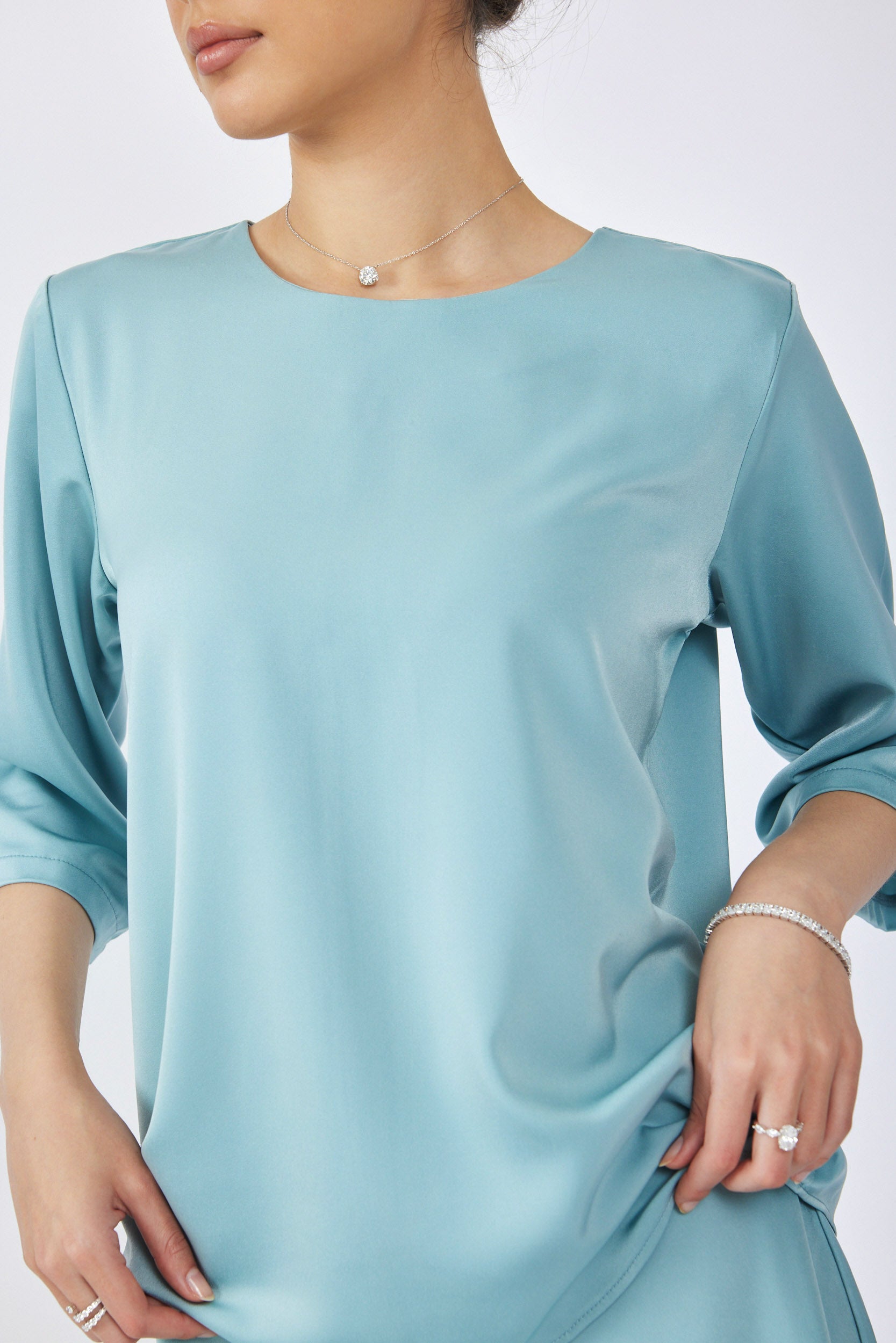 חולצת סאטן ניקי שרוול 3/4