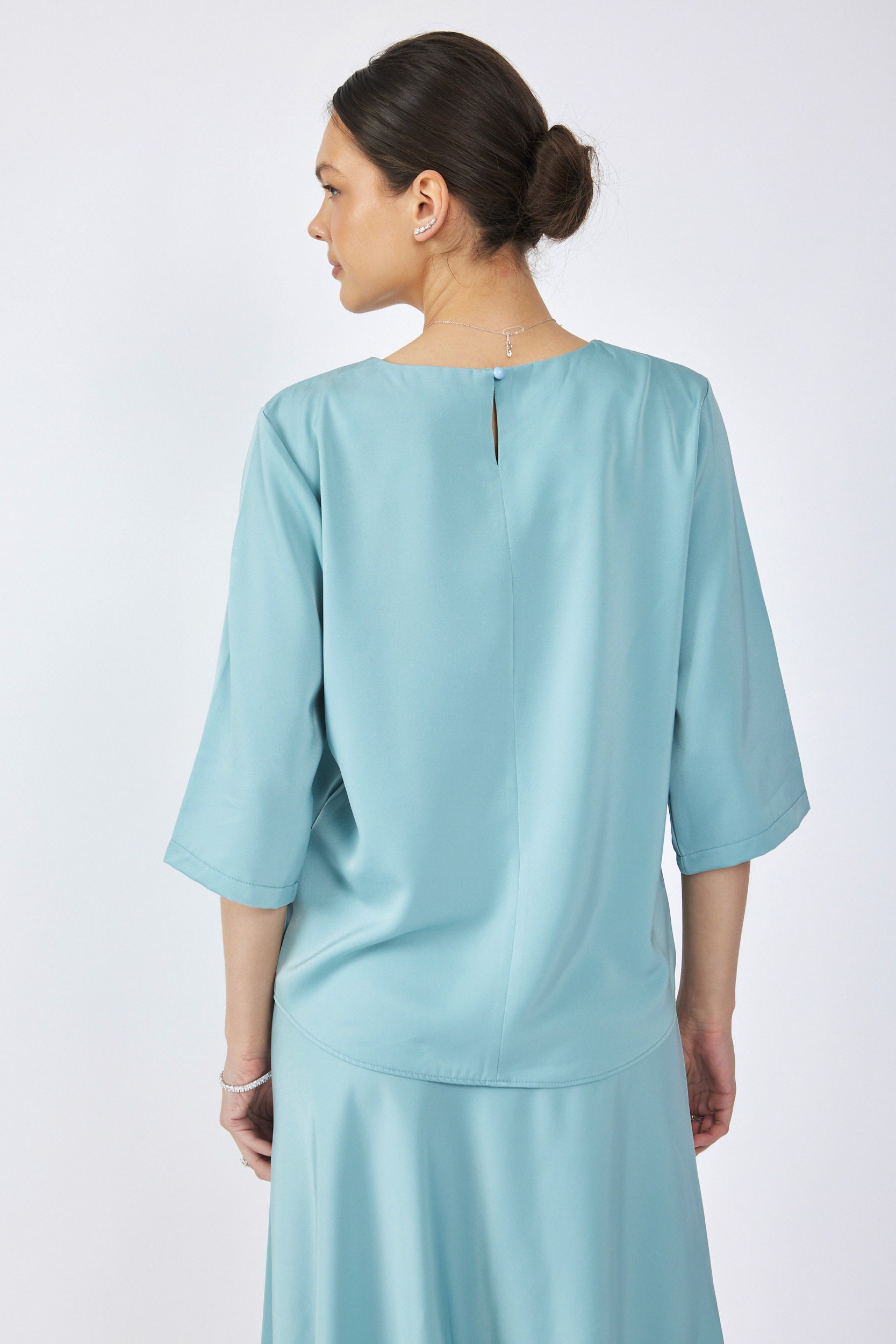 חולצת סאטן ניקי שרוול 3/4