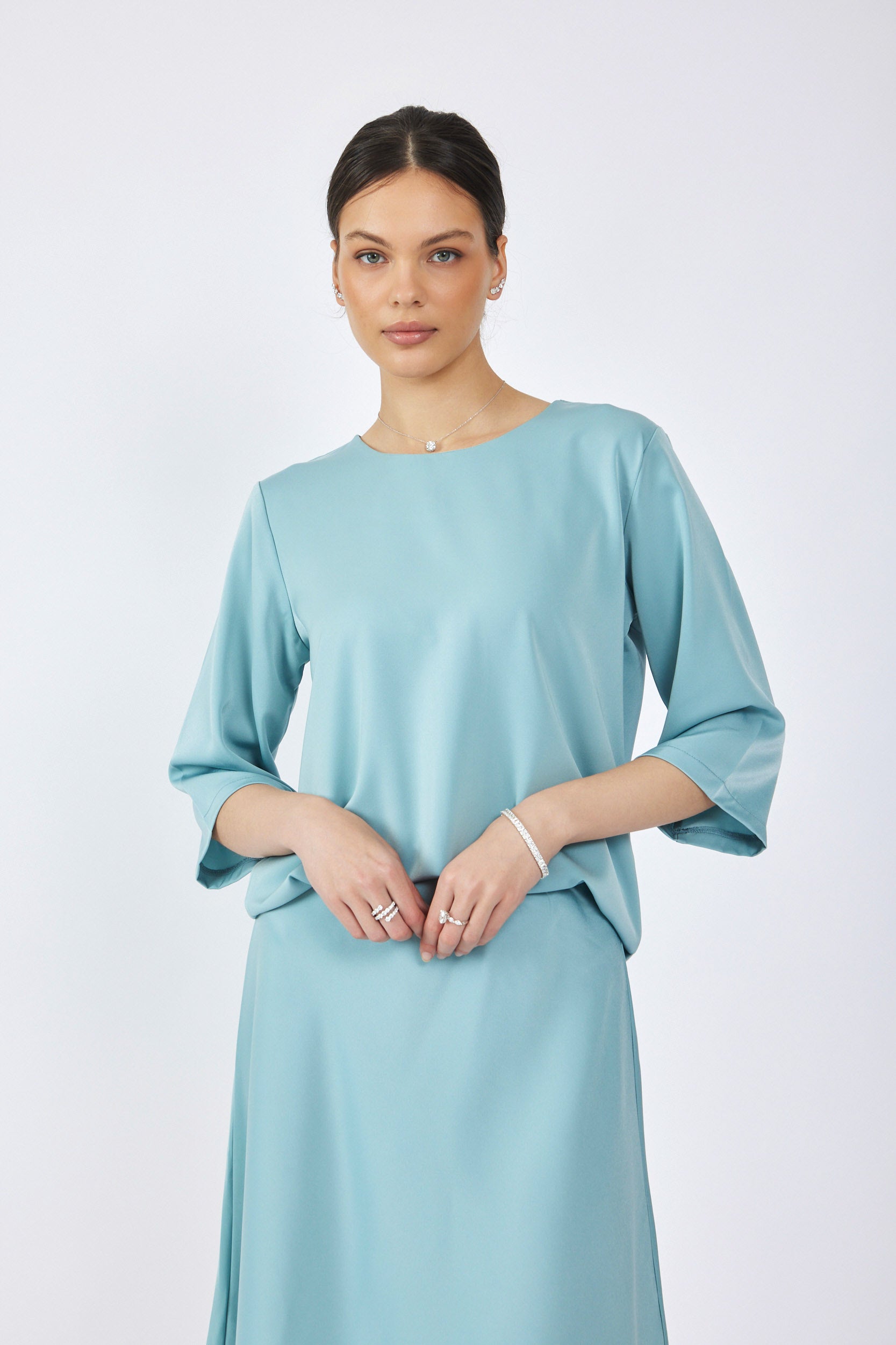 חולצת סאטן ניקי שרוול 3/4