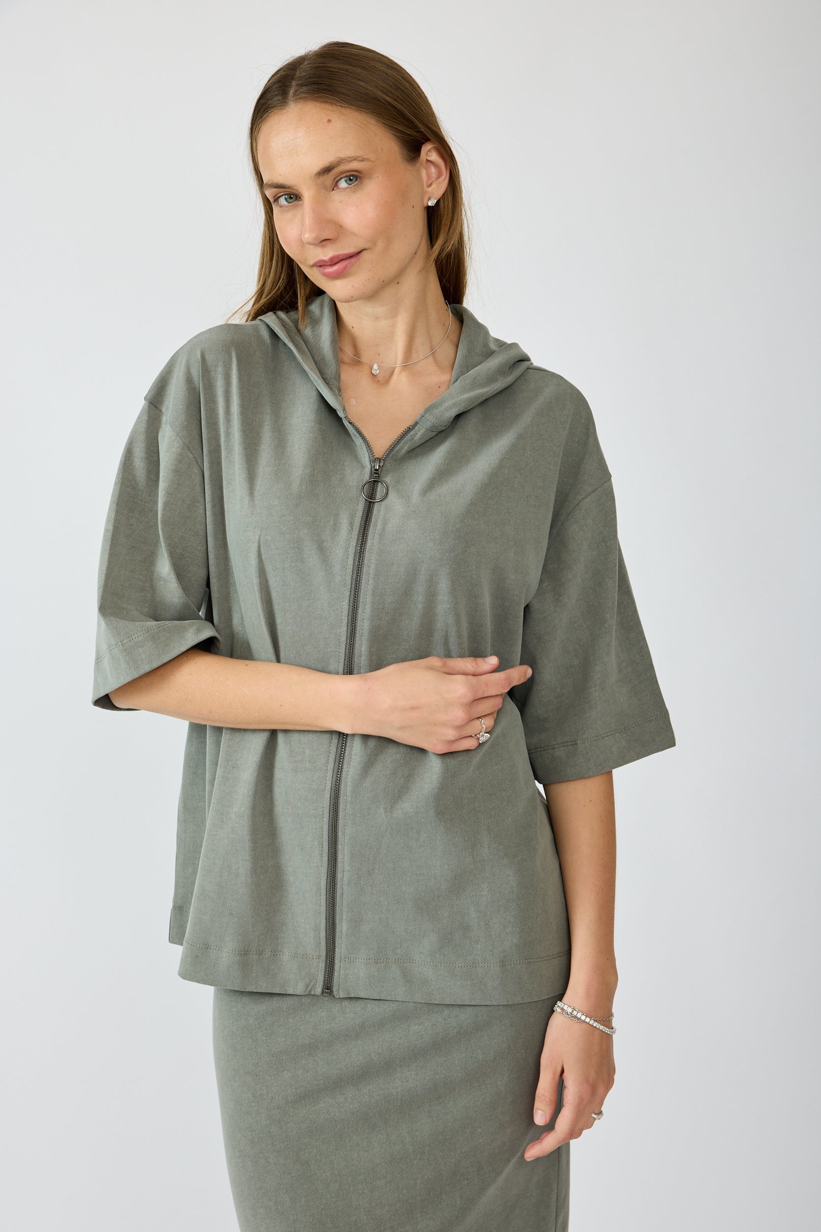 חולצת קפוצ'ון פיגמנט שרוול 3/4